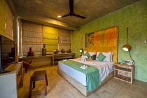 1 dormitorio con 1 cama grande en una habitación en White Moon Hotel, en Gampaha