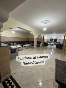 een woonkamer met een bank en een tafel bij Residence al Rahma nr 01 in Monte ʼArrouit