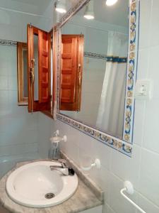 łazienka z umywalką i lustrem w obiekcie Casa Rural en Capilerilla w mieście Pitres