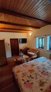 ein Schlafzimmer mit einem Bett und ein Zimmer mit einem Tisch in der Unterkunft Apartmán Stodola in Malá Morávka