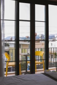 Tasucu的住宿－Limon Inn Hotel, Taşucu，一间卧室配有一张床和两张黄色椅子