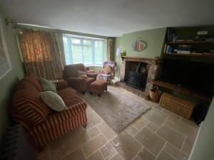 ein Wohnzimmer mit 2 Sofas und einem Kamin in der Unterkunft Fern Cottage Iden, Rye in Iden