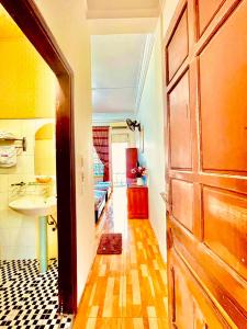 uma casa de banho com uma porta e um lavatório em Lam Hong Hotel em Xuân Ðài