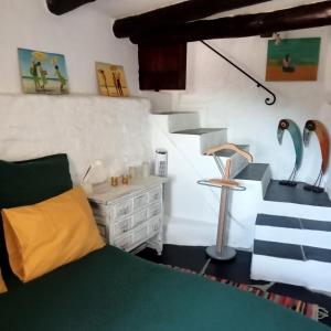 1 dormitorio con 1 cama, vestidor y lámpara en La Casita, en Capileira