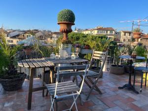 A balcony or terrace at B&B Alla Corte dei Medici