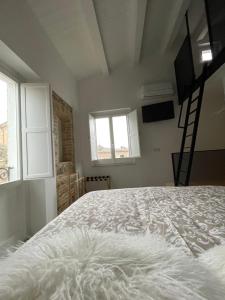 アトリにあるAl Civico 2の窓2つ付きの客室の白いベッド1台