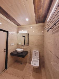 a bathroom with a toilet and a sink at Goroomgo Hidden Chalet Mall Road Nainital Near Naini Lake in Nainital