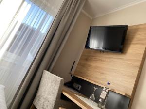 TV a/nebo společenská místnost v ubytování Hotel Restaurant Roemer + 37 fotografií
