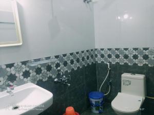 Een badkamer bij Hotel PSR Executive Rooms by VINHOTELS Sarjapur Road