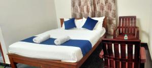 Een bed of bedden in een kamer bij Hotel PSR Executive Rooms by VINHOTELS Sarjapur Road