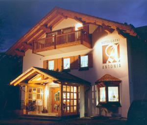 um edifício com uma varanda ao lado em Hotel Antonia em Oberammergau