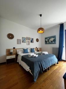 1 dormitorio con 1 cama grande con manta azul en Quello Giusto a Fregona, en Fregona