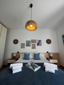 Fregona的住宿－Quello Giusto a Fregona，一间卧室配有一张带蓝色枕头的大床