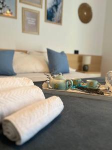FregonaにあるQuello Giusto a Fregonaのベッド2台、トレイ(ティーカップ付)が備わる客室です。