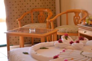 een speelkamer met 2 stoelen en een tafel bij Sharm Cliff Hotel in Sharm El Sheikh