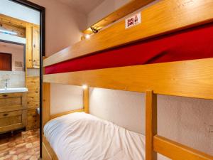 Uma ou mais camas em beliche num quarto em Studio La Clusaz, 1 pièce, 3 personnes - FR-1-304-19
