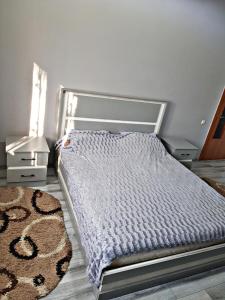 een slaapkamer met een bed en een tapijt bij Алматы квартира. 31 in Alma-Ata