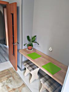 een houten tafel met een potplant erop bij Алматы квартира. 31 in Alma-Ata
