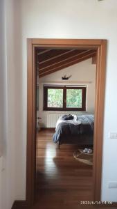 1 dormitorio con cama y ventana grande en Lake Como Sky Villa Retreat, en Como
