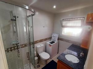 łazienka z prysznicem, toaletą i umywalką w obiekcie Appartement Torremolinos Dona Carlota w mieście Torremolinos