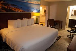 1 cama blanca grande en una habitación de hotel en Days Inn by Wyndham Cocoa Cruiseport West At I-95/524, en Cocoa