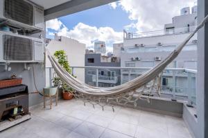 Μπαλκόνι ή βεράντα στο Cozy Apartment in Palermo w/ City Views