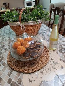 una mesa con un plato de comida y una botella de vino en Casa Doña Gumersinda, en San Carlos del Valle