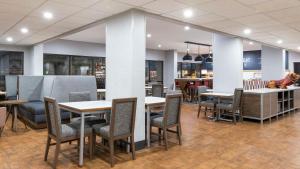 Un comedor con mesas y sillas en un restaurante. en Hampton Inn Athens, en Athens