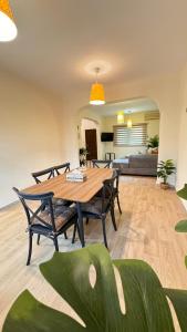 - une salle à manger avec une table et des chaises en bois dans l'établissement Chic 3-BR Tala Almajd Villas in upscale district Alnahdah Family only, à Djeddah