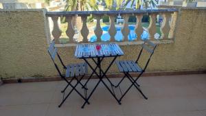 uma mesa e duas cadeiras sentadas numa varanda em Casa del Toro em Els Poblets