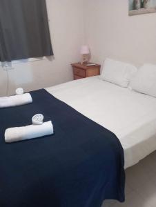 um quarto de hotel com duas camas com toalhas na cama em Casa del Toro em Els Poblets