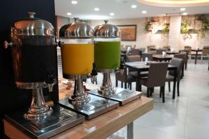 twee glazen bier zittend op een bar in een restaurant bij Wyndham Golden Foz Suítes in Foz do Iguaçu