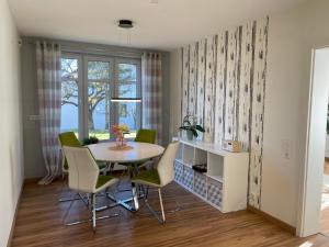 Lichtenstein的住宿－Idyllische Ferienwohnung zum Wohlfühlen+Entspannen，一间带桌椅的用餐室