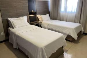 Postel nebo postele na pokoji v ubytování Wyndham Golden Foz Suítes