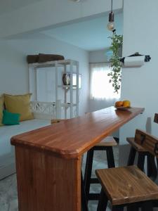 uma cozinha com uma mesa de madeira num quarto em Palermo Embassy em Buenos Aires