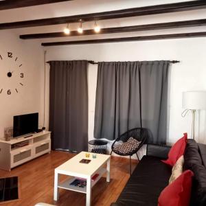 uma sala de estar com um sofá e uma mesa em Casa del Toro em Els Poblets