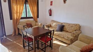 salon ze stołem i kanapą w obiekcie Casa Rural La Era 3 - Adults Only w mieście Aracena