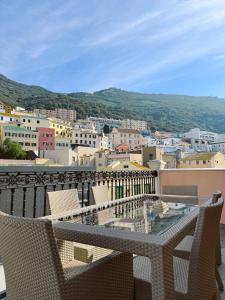 een balkon met stoelen en uitzicht op de stad bij Luxurious Penthouse Studio with Private Terrace - Grand Central House in Gibraltar