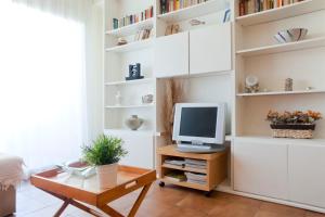 ein Wohnzimmer mit einem Computer auf dem Schreibtisch in der Unterkunft Spot beachfront apartment minimun rent one month in Vilanova i la Geltrú