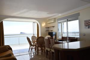 a dining room with a view of the ocean at MAR Y VENT 5A - Fincas Arena in Benidorm
