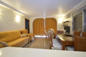a living room with a couch and a table at MAR Y VENT 5A - Fincas Arena in Benidorm