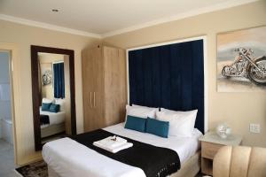ein Hotelzimmer mit einem Bett und einem Tablett darauf in der Unterkunft The Edge Lodge in Polokwane