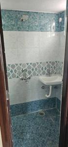 W łazience znajduje się umywalka i prysznic. w obiekcie Private stay - close to the Airport secure parking w mieście Surūrnagar
