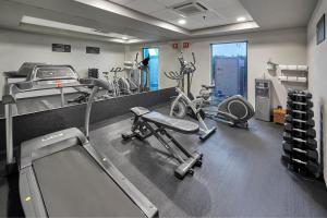 - une salle de sport avec plusieurs vélos d'exercice dans l'établissement City Express by Marriott Los Mochis, à Los Mochis