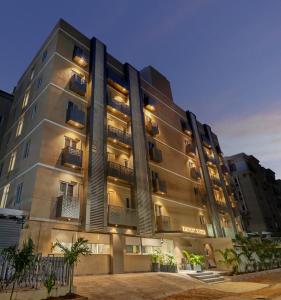 un grande condominio con le luci accese di Eminent Suites and Apartments a Hyderabad
