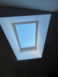 a skylight in the ceiling of a room at Casa Rural Hoyo del moro in Liétor