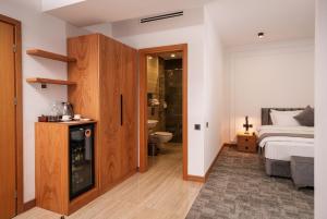 Postel nebo postele na pokoji v ubytování Revive Boutique Hotel + 37 fotografií