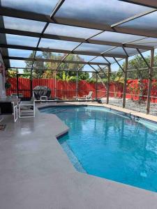 uma grande piscina com um telhado aberto em Private Pool, 18 minutes to universal studios em Kissimmee