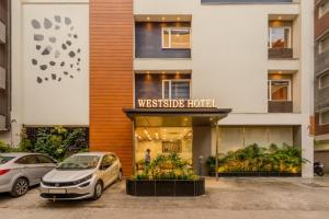 ハイデラバードにあるWESTSIDE HOTEL HiTECH CITYのウェストチェスターホテルの前に駐車した2台の車