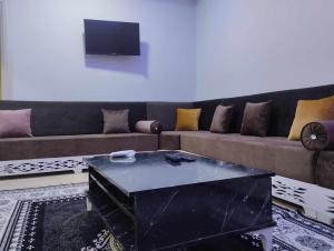 sala de estar con sofá y mesa en Résidence djerba 4, en Houmt El Souk